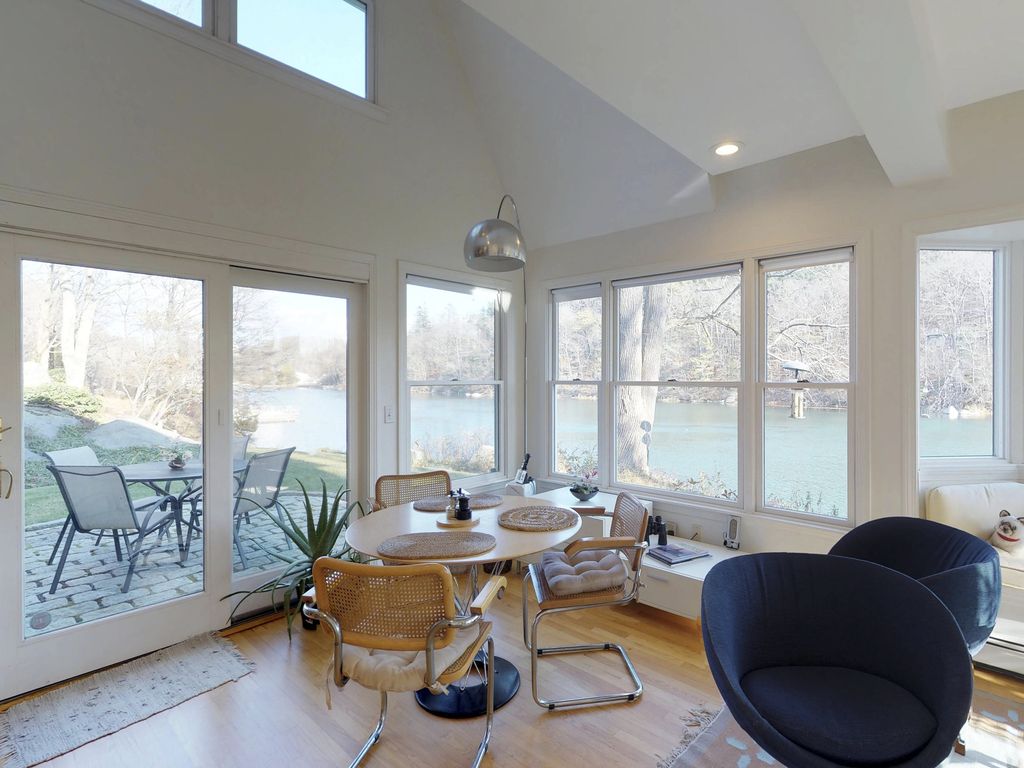 Beautiful riverfront home w/gourmet kitchen &amp; water views, 5 miles to Gloucester
