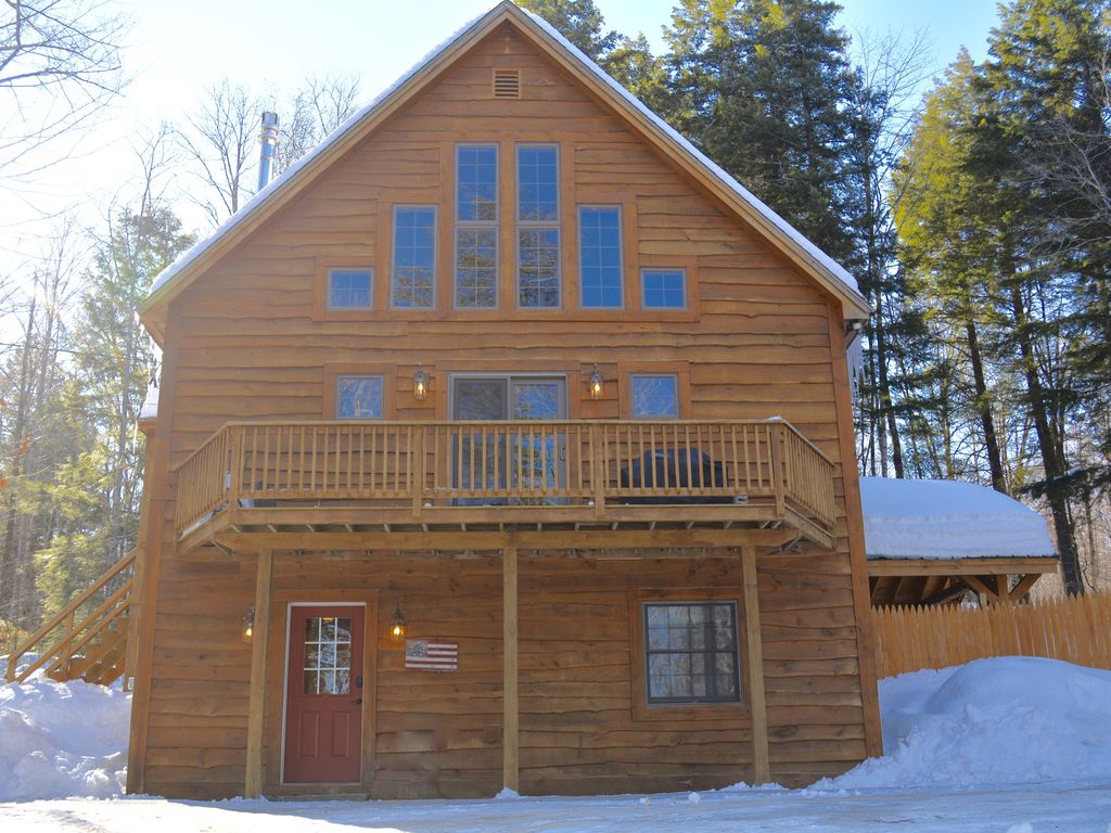 Ski/Lake Chalet mins to SunRvr &amp; N.Pond, 2Kitchens, HotTub, GameRm, WiFi, Kayaks
