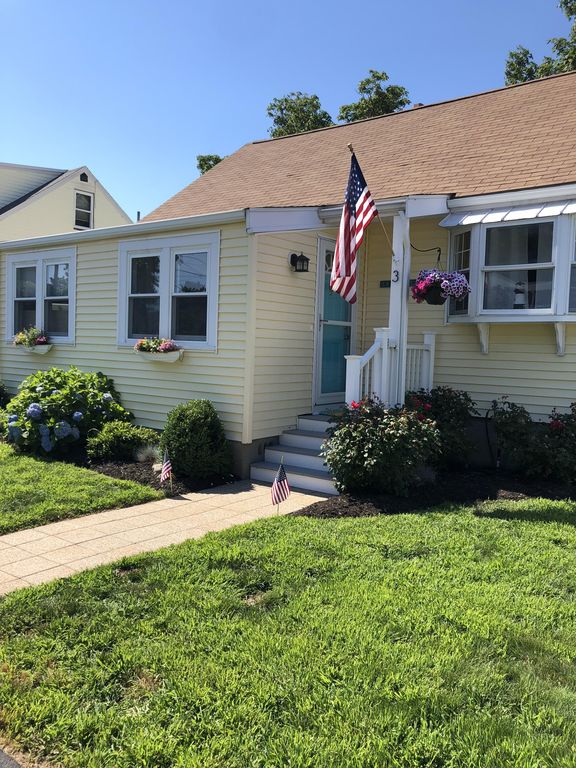 Newly renovated, quaint beach home, short walk to beach and steps to bay
