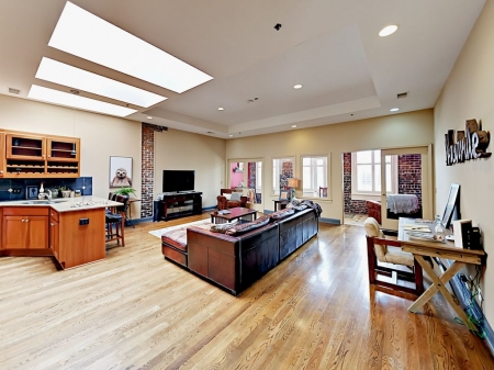 Stylish Downtown 1BR w/ Sunroom - Steps to Music, Bistros &amp; Public Transit